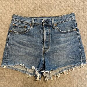 Levi’s 501 button fly Frayed Hem Shorts Sz 28